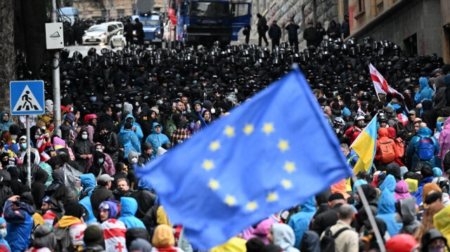 Des manifestants protestent contre le projet de loi controversé sur l'"influence étrangère" près du parlement à Tbilissi, le 13 mai 2024.