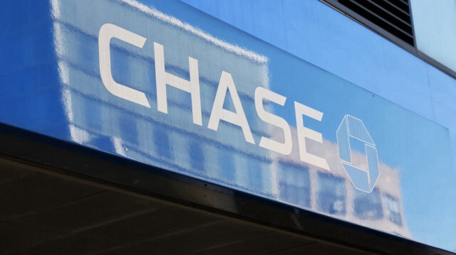 Un panneau d'enseigne de la JP Morgan Chase Bank, l'une des principales banques a financer les énergies fossiles, à New York, le 7 février 2024.