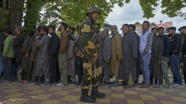 Des électeurs font la queue pour voter dans un bureau lors de la quatrième phase des élections générales en Inde, à Pulwama, le 13 mai 2024.