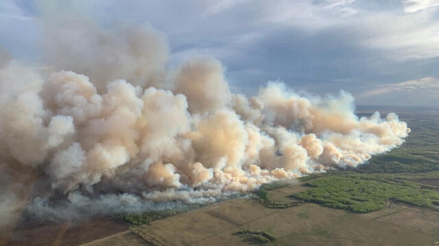 La fumée des feux de forêt dans la région de la Grande prairie, à 4 kilomètres à l'est de la ville de Teepee Creek, dans l'Alberta, au Canada, le 10 mai 2024.