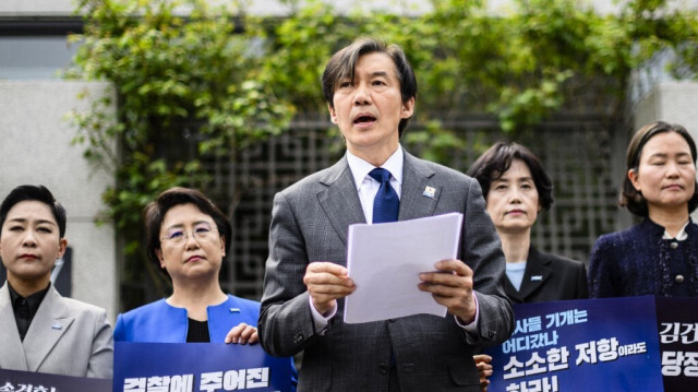 Cho Kuk, leader du parti sud-coréen Rebuilding Korea Party, lit un discours lors d'une conférence de presse devant le bureau du procureur suprême à Séoul, le 11 avril 2024.