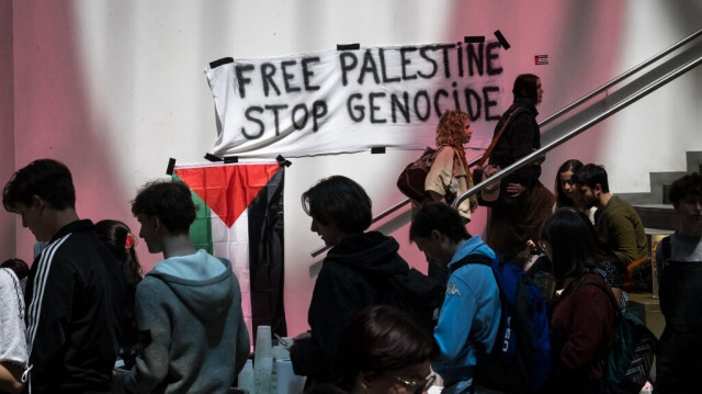 Une banderole déployée dans le hall de l'Université de Genève (UNIGE), occupé par des étudiants pro-palestiniens à Genève, le 9 mai 2024.