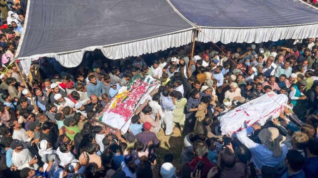 Des Cachemiris du Comité d'action Awami portent les cercueils des manifestants tués lors des funérailles à Muzaffarabad, la capitale du Cachemire occupée par le Pakistan (PoK), le 14 mai 2024.