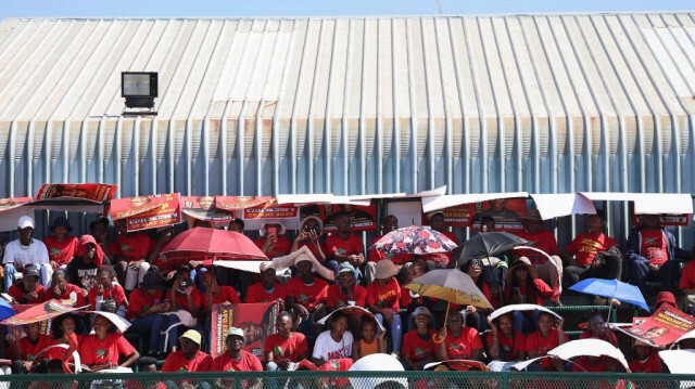 Des partisans de l'EFF attendent leur chef Julius Malema lors d'une réunion communautaire de la Journée des travailleurs au stade Temba à Hamanskraal, le 1er mai 2024.