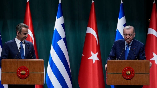 Le Président turc, Recep Tayyip Erdogan (D) et le Premier ministre grec, Kyriakos Mitsotakis (G) lors d'une conférence de presse au complexe présidentiel d'Ankara, en Turkiye, le 13 mai 2024.