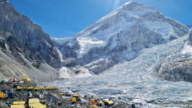 Des tentes d'alpinistes sont photographiées au camp de base de l'Everest dans la région du mont Everest du district de Solukhumbu, le 18 avril 2024.