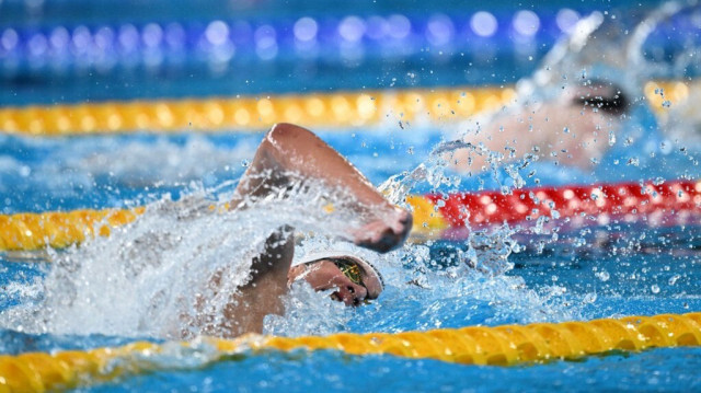 Le Tunisien Ahmed Hafnaoui participe à une manche de l'épreuve masculine de 1500m nage libre lors des Championnats du monde aquatiques 2024 à l'Aspire Dome à Doha, le 17 février 2024.
