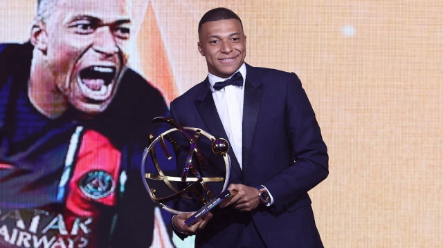 Kylian Mbappé prononce un discours après avoir reçu le prix du Meilleur Joueur de Ligue 1 à la fin de l'émission télévisée lors de la cérémonie de remise des trophées de l'UNFP, à Paris, le 13 mai 2024.