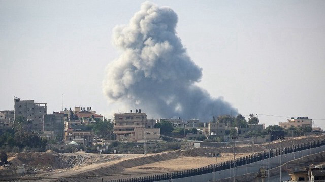 Des fumées s'échappent lors de frappes israéliennes à Rafah, dans le sud de la bande de Gaza, le 13 mai 2024.