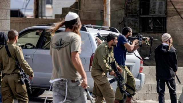 إصابة فلسطيني برصاص حي خلال هجوم مستوطنين في الضفة 