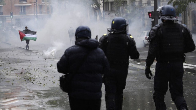 Cinq lycéens ont été interpellés, deux d'entre eux, âgés de 16 et 18 ans, ont été placés en garde à vue pour violences, outrage et rébellion.
