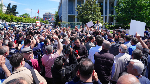 İETT'ye bağlı özel halk otobüsü sahiplerinden İBB binası önünde protesto gösterisi