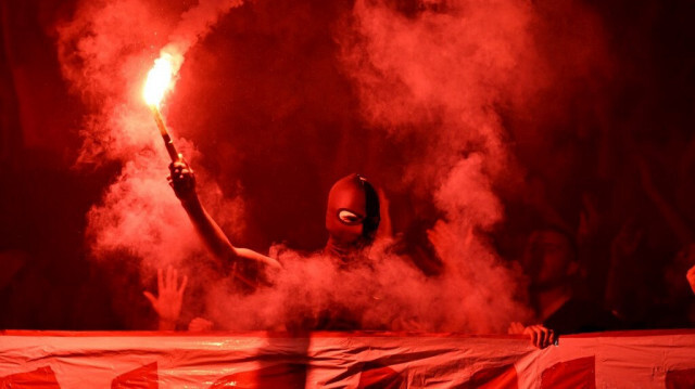 Des supporters marseillais tenant des fumigènes au Stade Vélodrome à Marseille, le 12 mai 2024. 