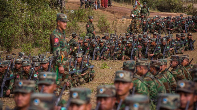 Les combattants de l'Armée d'Arakan ont réussi à capturer des territoires le long des frontières avec l'Inde et le Bangladesh, ajoutant aux pertes de la junte bousculée dans d'autres régions de la Birmanie par d'autres groupes armés de minorités.
