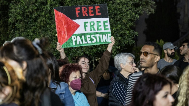 Une étudiante et des manifestants pro-palestiniens rassemblés lors d'une protestation de soutien au peuple palestinien devant le bâtiment central de l'Université d'Athènes, le 13 mai 2024.