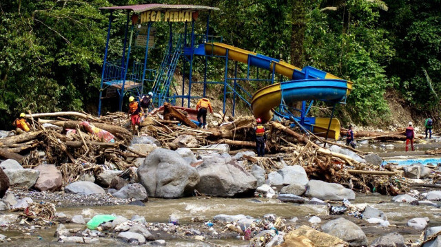 Le personnel de secours recherche les disparus près d'un parc d'attractions au bord de la rivière Batang Anai à Padang Pariaman, Sumatra Ouest, le 15 mai 2024.