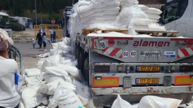 مستوطنون يمنعون مرور 26 شاحنة تجارية من الضفة إلى غزة 