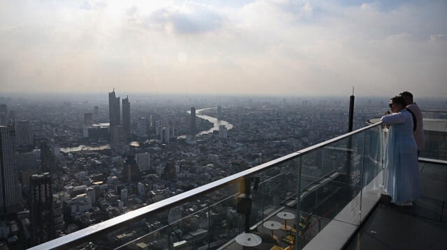 Vue de la capitale thaïlandaise Bangkok, menacée par la pollution et le réchauffement climatique, le 14 mai 2024.
