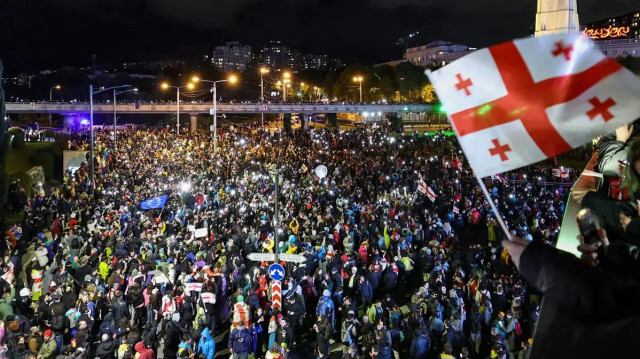 Тысячи людей на протестах против принятия закона об "иноагентах" в Тбилиси.