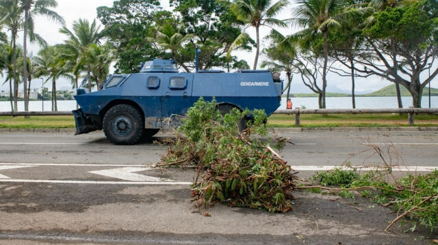 Un véhicule blindé de la gendarmerie passe devant le barrage filtrant mis en place sur les baies, promenade Pierre Vernier, à Nouméa en Nouvelle-Calédonie, le 15 mai 2024.