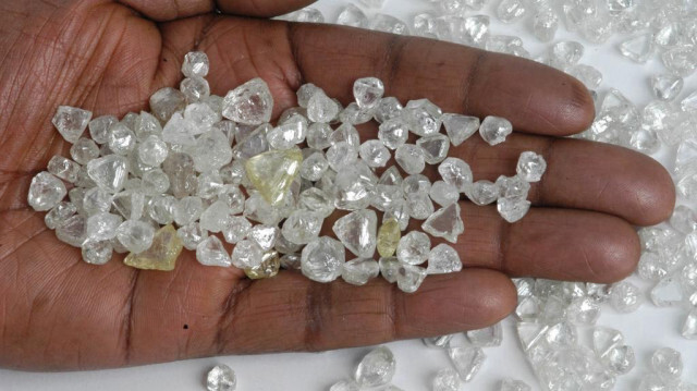 Anglo-American a annoncé un projet de scission de plusieurs activités dont le platine et les diamants en Afrique du Sud, après le rejet d'une nouvelle offre de rachat (OPA) de son rival australien BHP.