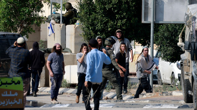 الضفة.. إصابة فلسطيني وحرق ممتلكات بهجوم لمستوطنين قرب نابلس