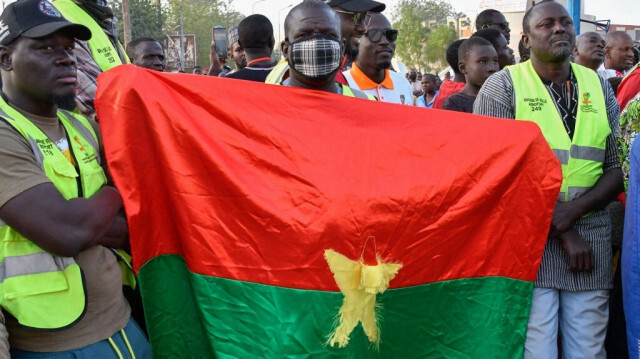 Des partisans de l'Alliance des États du Sahel (AES) brandissent un drapeau du Burkina Faso alors qu'ils célèbrent le départ du Mali, du Burkina Faso et du Niger de la Communauté économique des États de l'Afrique de l'Ouest (CEDEAO) à Niamey, le 28 janvier 2024.