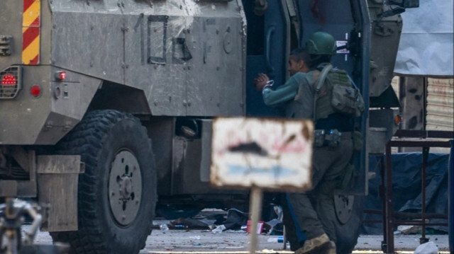 L'armée d'occupation arrêtent un homme lors d'un raid en Palestine occupée.