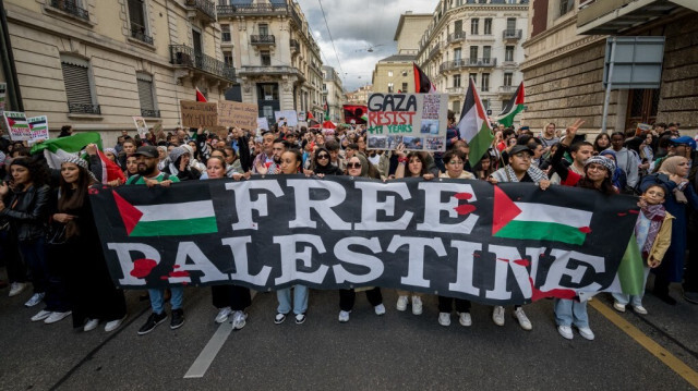Des manifestants brandissent une banderole lors d'un rassemblement de soutien aux Palestiniens à Genève, le 14 octobre 2023.