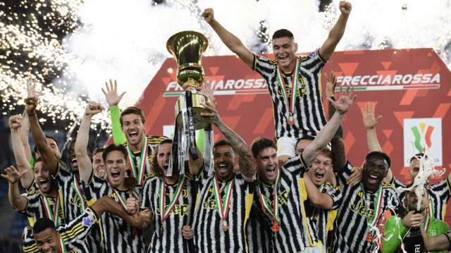 Les joueurs de la Juventus célèbrent leur victoire en finale de la Coupe d'Italie face à l'Atalanta, au stade olympique de Rome, le 15 mai 2024.