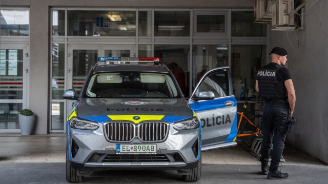 Un policier monte la garde à l'entrée de l'hôpital de Banska Bystrica, en Slovaquie, où le Premier ministre slovaque Robert Fico est soigné après avoir été blessé par balles à plusieurs reprises, le 15 mai 2024.