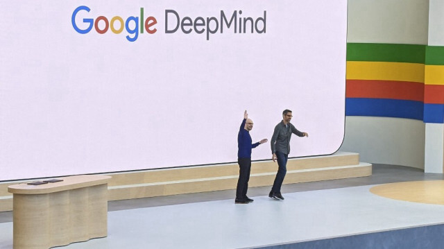 Demis Hassabis (à gauche), directeur de Google DeepMind, et Sundar Pichai, directeur général de Google, ouvrent la conférence annuelle des développeurs I/O du titan de la technologie, à Mountain View, en Californie, le 14 mai 2024.