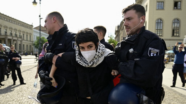 Un manifestant interpellé par la police lors d'un sit-in de solidarité avec le peuple palestinien devant l'Université Humboldt de Berlin, le 3 mai 2024.