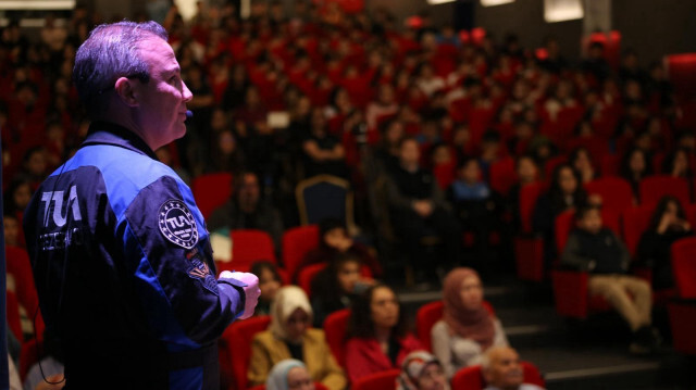 Türkiye nin ilk astronotu Alper Gezeravcı YETEV Okulları öğrencileriyle buluştu