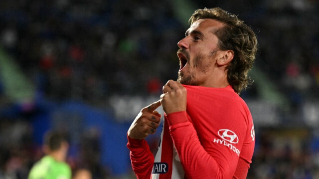 L'attaquant français de l'Atlético Madrid Antoine Griezmann célèbre son troisième but lors du match de football de la ligue espagnole entre Getafe CF et le Club Atlético de Madrid au stade Coliseum Alfonso Pérez à Getafe, le 15 mai 2024.  