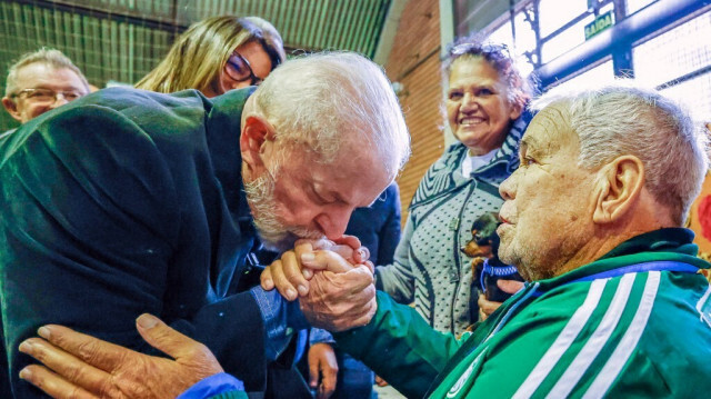 Le président brésilien Luiz Inacio Lula da Silva saluant une victime des inondations dans un refuge à São Leopoldo, dans l'État du Rio Grande do Sul, le 15 mai 2024. 