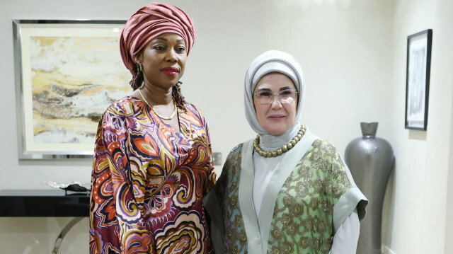 Emine Erdoğan, Sierra Leone Cumhurbaşkanı Julius Maada Bio'nun eşi Fatima Maada Bio.