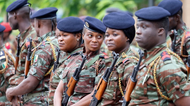 Des soldats de l'armée nationale béninoise lors d'une cérémonie officielle à Cotonou, le 27 juillet 2022.