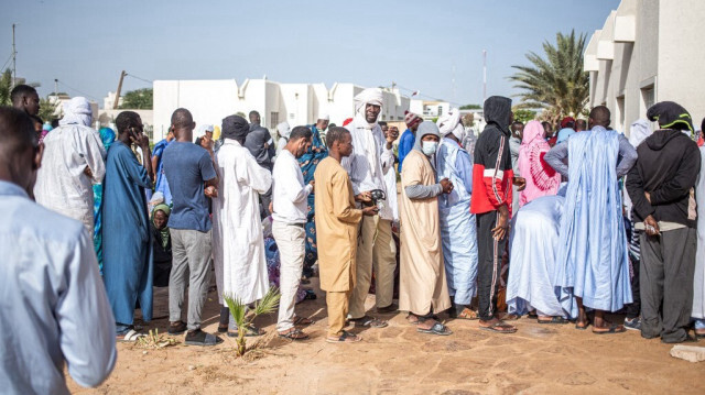 Des électeurs font la queue pour voter dans un bureau de vote à Nouakchott, le 13 mai 2023. 