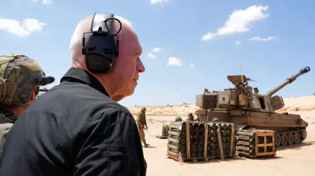 Йоав Галлант посещает позиции Армии Обороны Израиля на границе с сектором Газа недалеко от Рафаха.