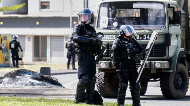 Des gendarmes français montent la garde à l'entrée du quartier de la Vallée-du-Tir, à Nouméa, en Nouvelle-Calédonie, le 14 mai 2024.