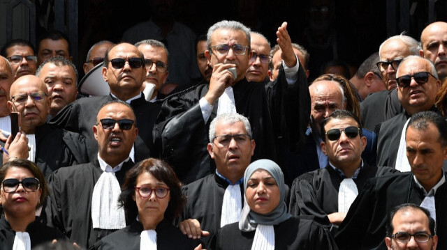 Le bâtonnier de l'ordre des avocats tunisiens Hatem Miziou (C) s'exprime devant le palais de justice de Tunis le 16 mai 2024, lors d'une manifestation d'avocats contre le président du pays suite aux récentes arrestations de confrères. 