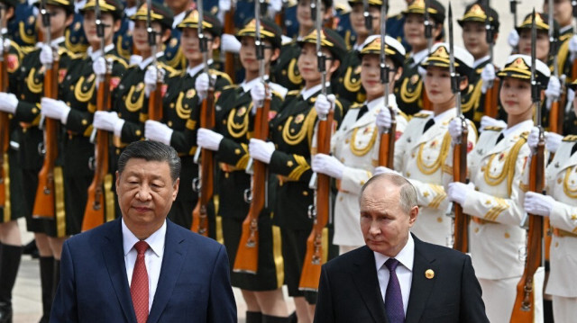 Le président russe Vladimir Poutine et le président chinois Xi Jinping assistent à une cérémonie officielle de bienvenue devant le Grand Hall du Peuple sur la place Tiananmen à Pékin, le 16 mai 2024.