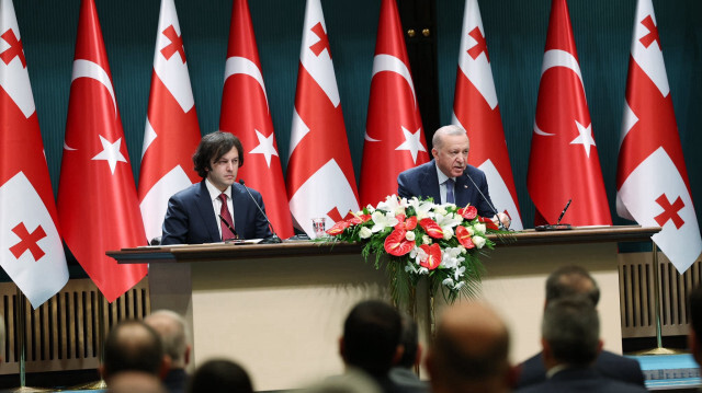 Le Président Recep Tayyip Erdogan a accueilli le Premier ministre de Géorgie Irakli Kobakhidze, en visite en Türkiye, avec une cérémonie officielle dans le complexe présidentiel, ce jeudi 16 mai 2024..