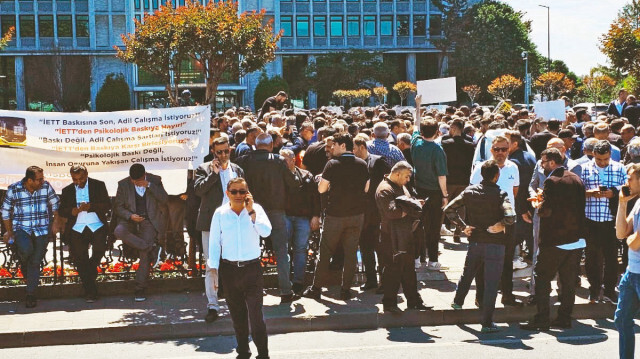 İBB’den 4 aydır ödeme alamayan özel halk otobüsü sahipleri Saraçhane’deki İBB binası önünde eylem yaptı. 