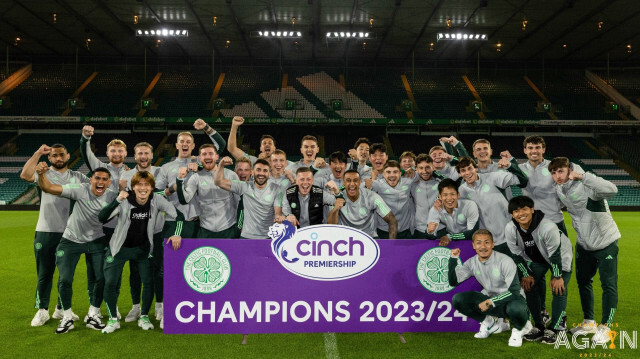 Les joueurs du Celtic Glasgow célèbrent leur 54e titre de champion d'Ecosse de football.