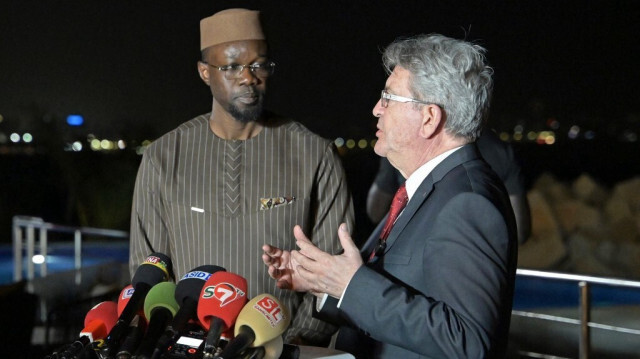 Le fondateur du parti La France Insoumise (LFI) Jean-Luc Melenchon (à droite) s'exprime aux côtés du Premier ministre sénégalais Ousmane Sonko (à gauche) lors d'une conférence de presse dans un hôtel de Dakar, le 15 mai 2024.
