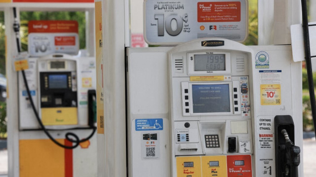 Une pompe à essence dans une station Shell le 15 mai 2024 à Miami, en Floride.