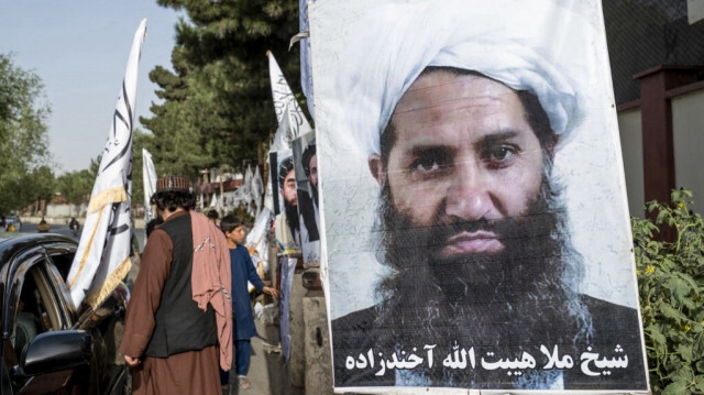 Une affiche du chef suprême des talibans, Hibatullah Akhundzada, est visible le long d'une route à Kaboul, le 14 août 2023.