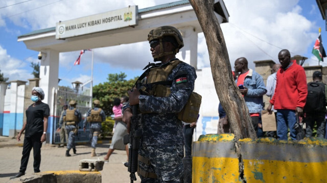 Un policier kenyan monte la garde devant l'hôpital Mama Lucy Kibaki à Nairobi, le 31 octobre 2023, lors de la visite du roi Charles III et de la reine Camilla de Grande-Bretagne.